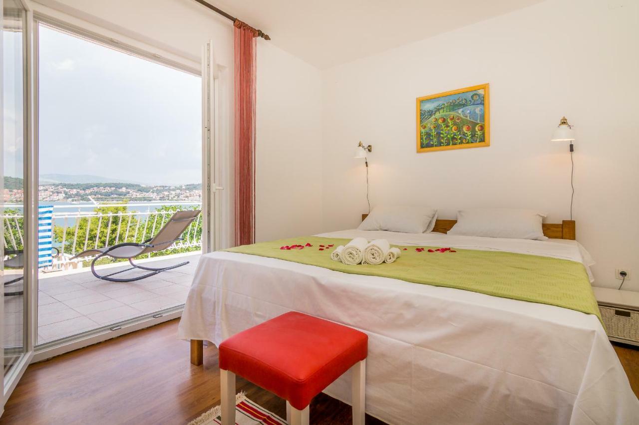 Apartment "On The Beach" Trogir Eksteriør billede