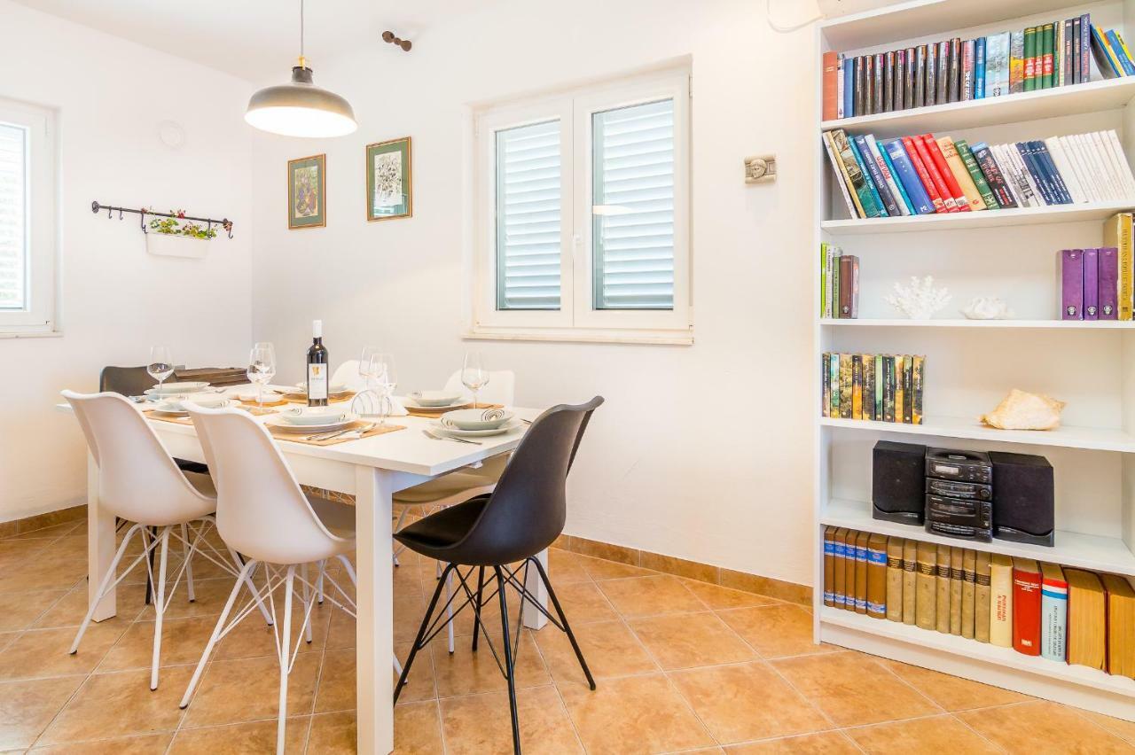 Apartment "On The Beach" Trogir Eksteriør billede
