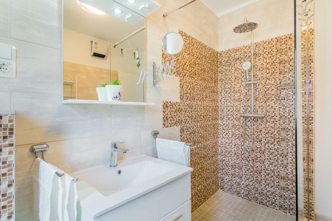 Apartment "On The Beach" Trogir Eksteriør billede