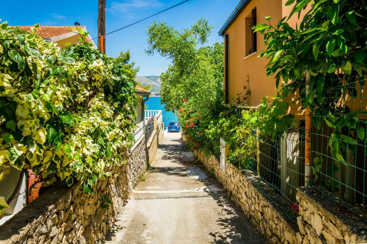 Apartment "On The Beach" Trogir Eksteriør billede