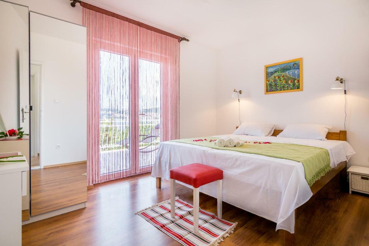 Apartment "On The Beach" Trogir Eksteriør billede
